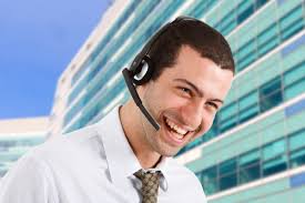 Uśmiechnięty konsultant telefoniczny